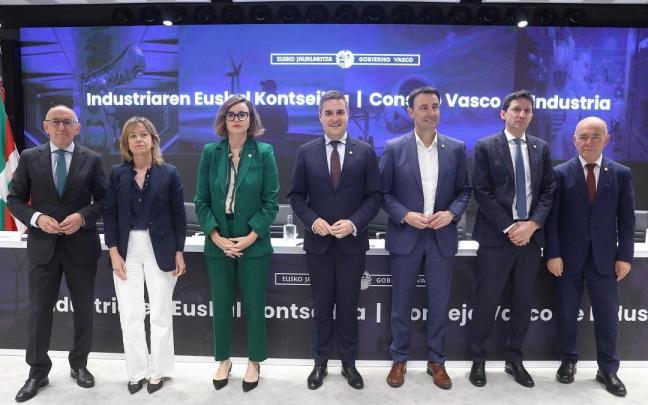 Mikel Jauregi y Elixabete Etxanobe en el centro, rodeados por el resto de representantes que han participado en el encuentro