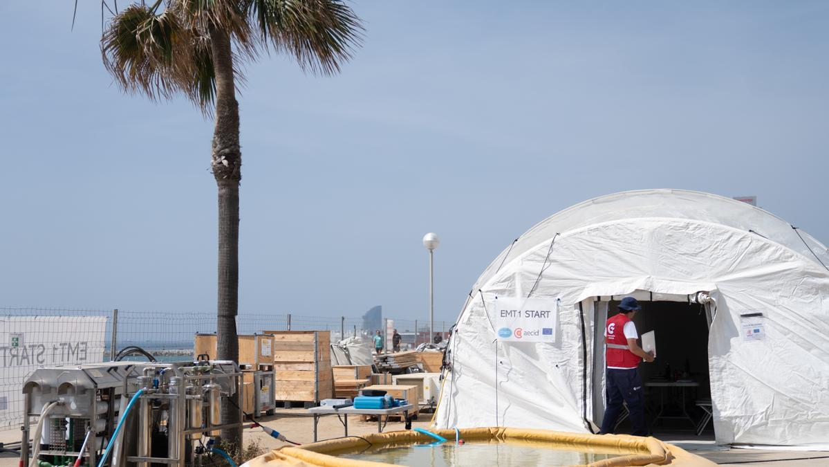 Una persona durante un simulacro de crisis humanitaria internacional con el equipo de emergencias español START, gestionado por la Agencia Española de Cooperación Internacional para el Desarrollo (AECID)