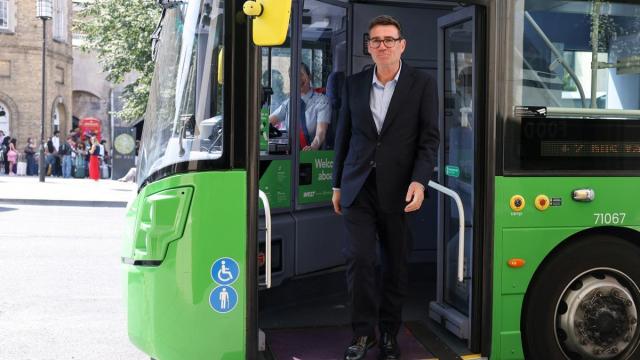 Una de las medidas de Burnham es establecer un precio máximo de dos libras (unos 2,34 euros) para el billete de autobús..jpg