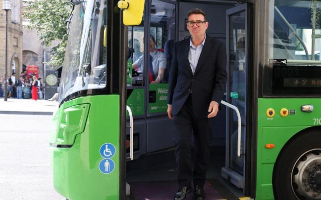 Una de las medidas de Burnham es establecer un precio máximo de dos libras (unos 2,34 euros) para el billete de autobús..jpg