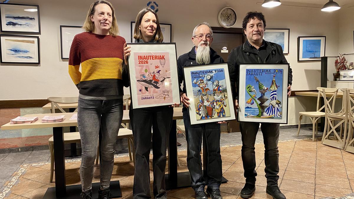 Eider Garcia, de Euskalduna Taberna, Maialen Azkue, primer premio del concurso de carteles, Iñaki Fernández, segundo premio y premio del público, y Xabier Txurruka, alcalde de Zarautz.