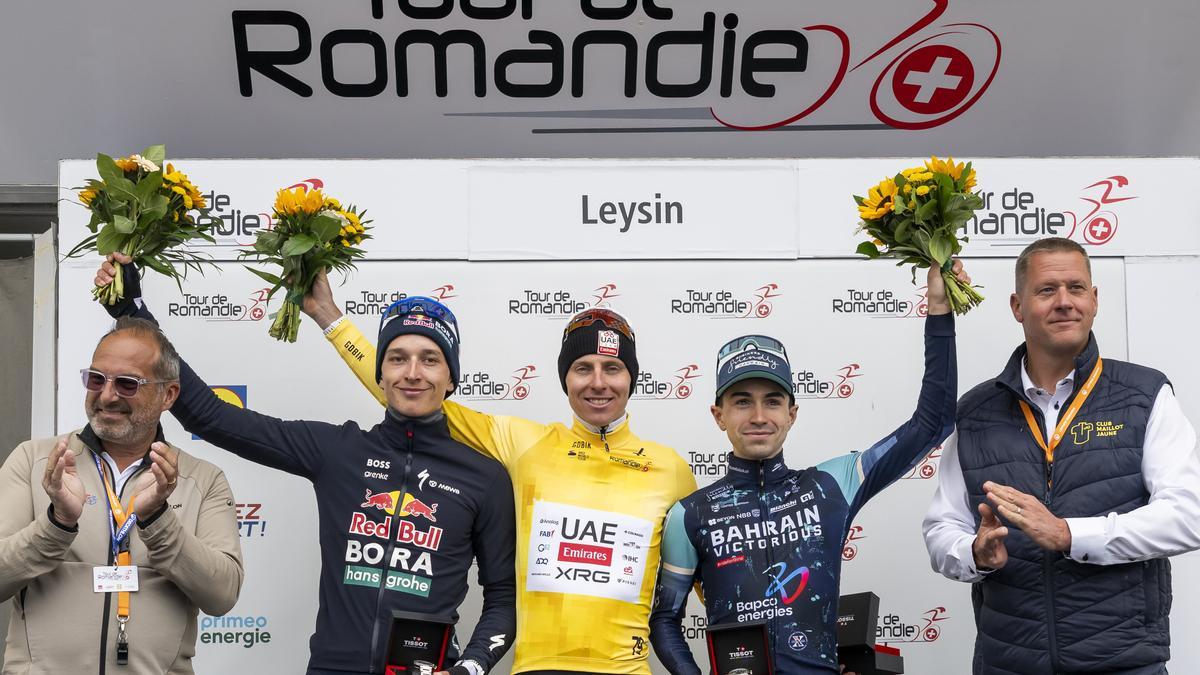 Podio final, con Pogacar, vencedor, Lipowitz, segundo y Lenny Martinez, tercero.