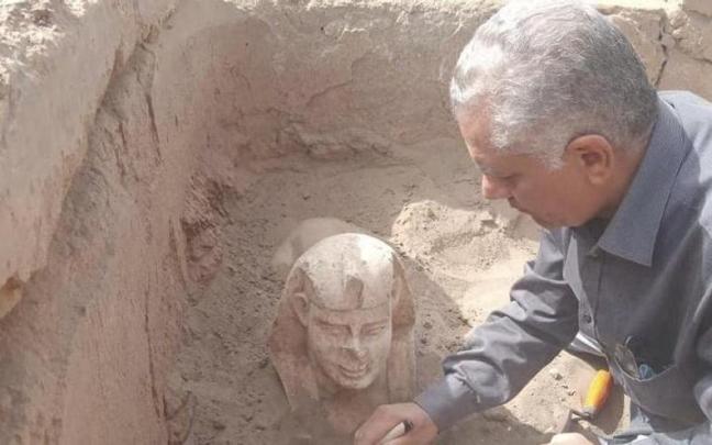 Aspecto de la esfinge mientras se desenterraba.