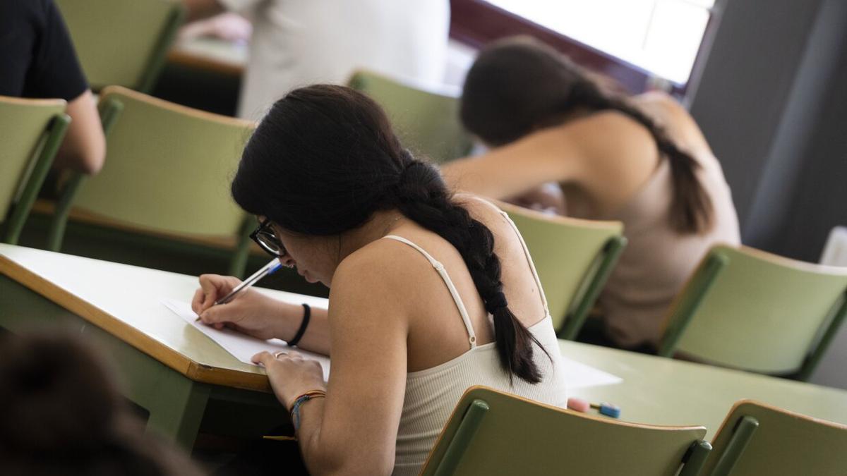 Dos estudiantes hacen un examen.