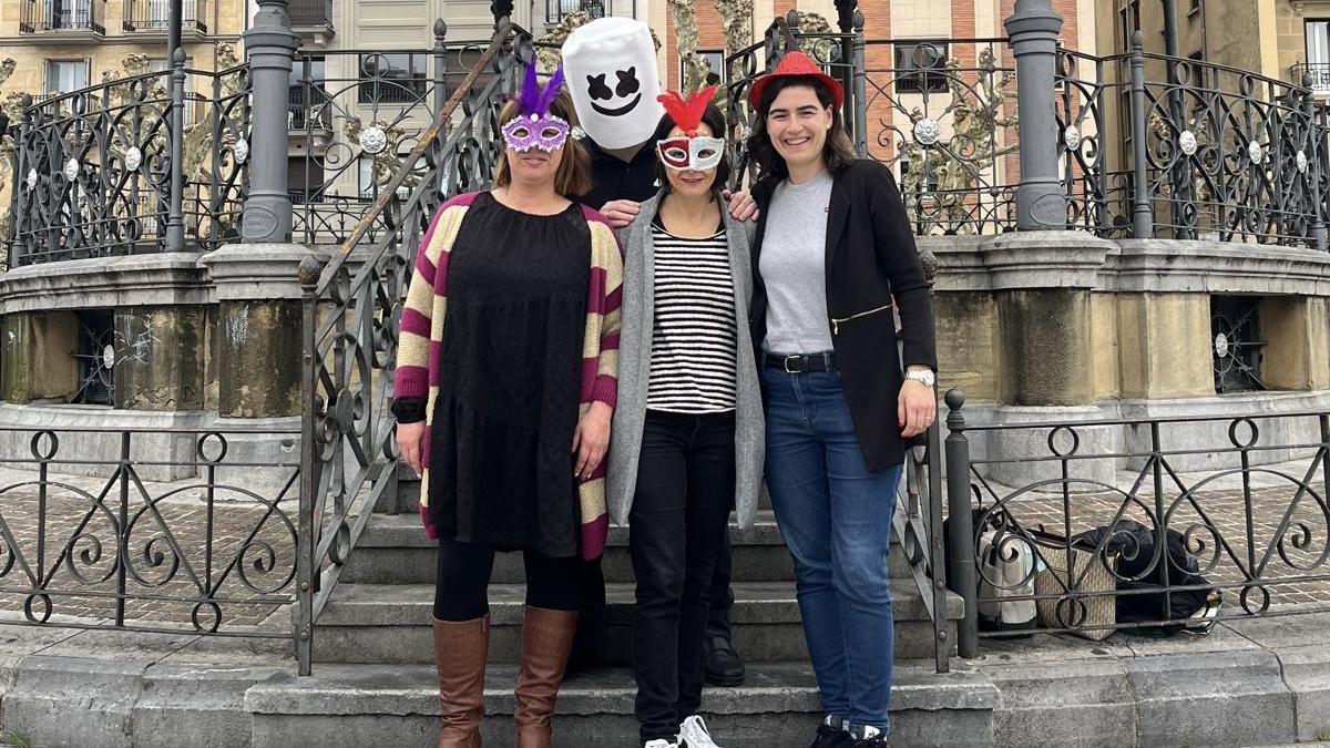 Integrantes de BidaShop junto a la delegada de Cultura y de Impulso de Ciudad del Ayuntamiento de Irun, Nuria Alzaga.