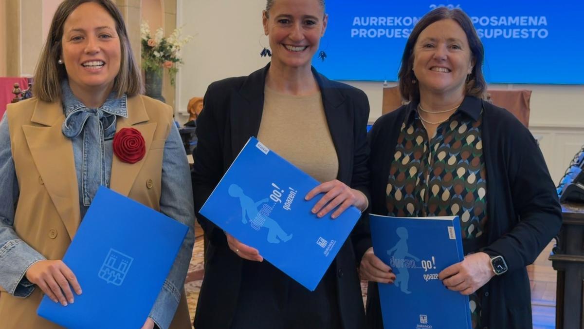 Jesica Ruiz (PSE), Mireia Elkoroiribe, alcaldesa de Durango y Josune Escota (PNV)
