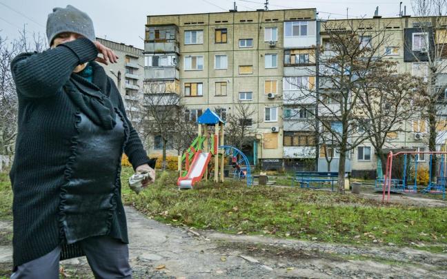 Un ucraniano llora en la ciudad de Nikopol, tras un ataque ruso.