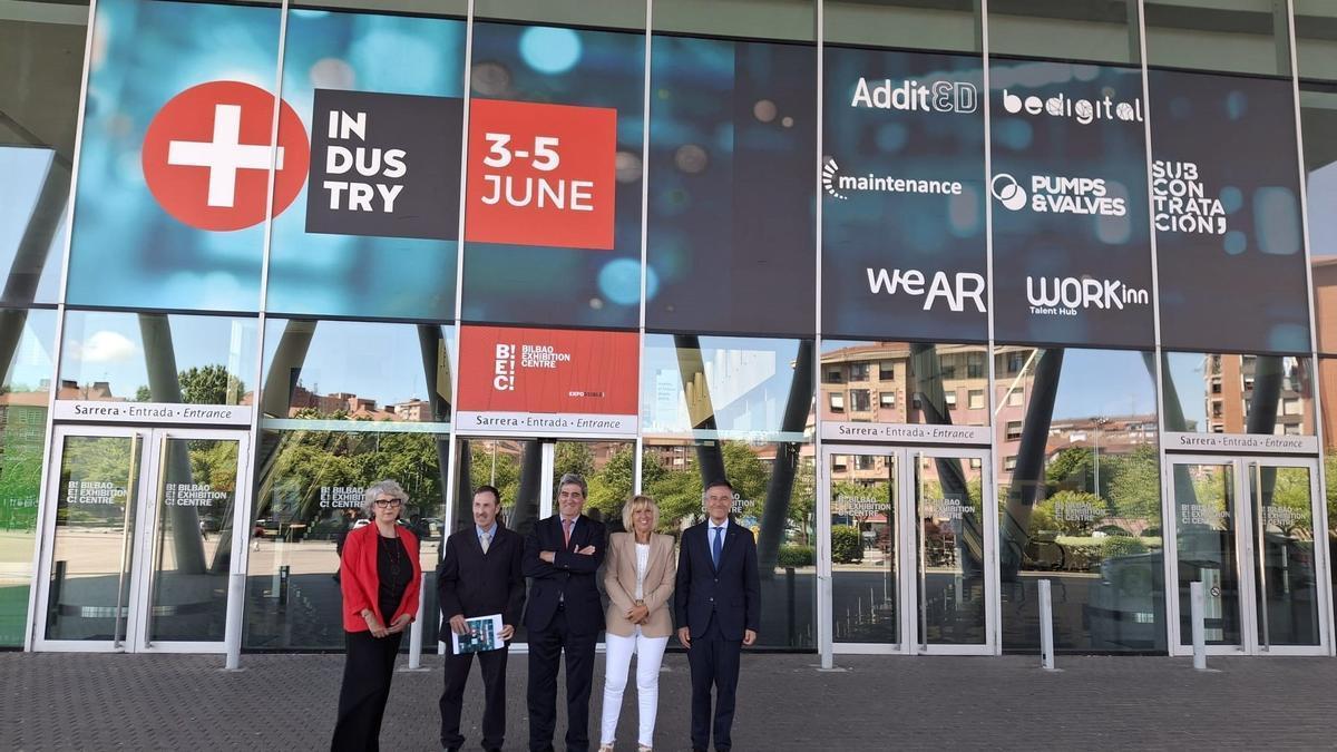 Maite Martínez, Aitor Guerra, Xabier Basañez, Mari Carmen Gorostiza y Xabier Ortueta, en el exterior del BEC.
