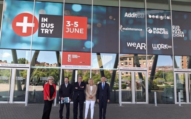 Maite Martínez, Aitor Guerra, Xabier Basañez, Mari Carmen Gorostiza y Xabier Ortueta, en el exterior del BEC.