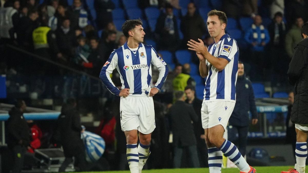 Imanol y Diego Martínez conversan amigablemente antes del comienzo del partido celebrado ayer en Anoeta. Ruben Plaza
