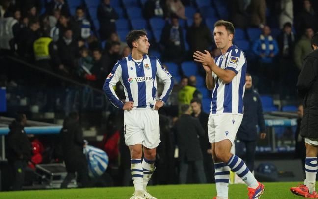 Imanol y Diego Martínez conversan amigablemente antes del comienzo del partido celebrado ayer en Anoeta. Ruben Plaza
