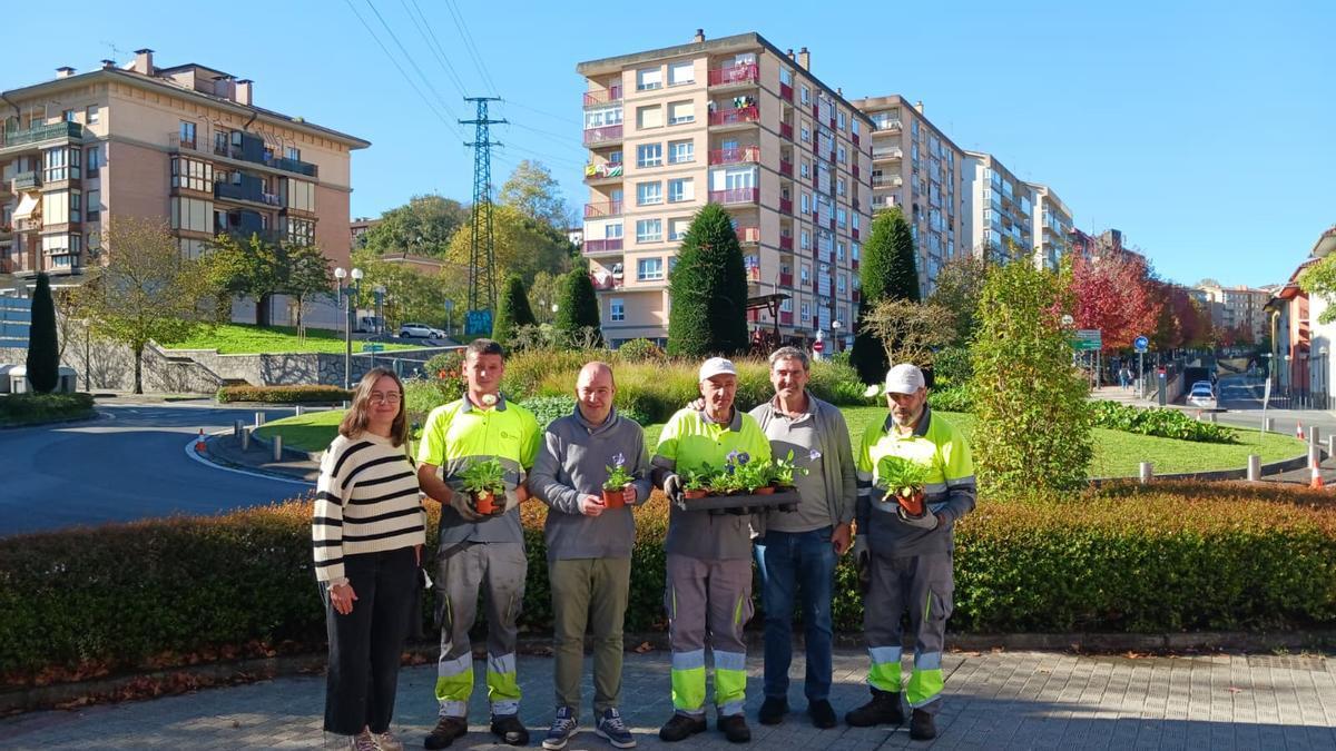 El delegado Gorka Álvarez junto a trabajadores de Gureak Berdea, así como el responsable de dicha empresa, Jaime Aperribay, y la del vivero municipal, Idoia Martín.