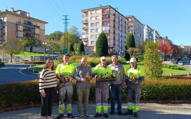 El delegado Gorka Álvarez junto a trabajadores de Gureak Berdea, así como el responsable de dicha empresa, Jaime Aperribay, y la del vivero municipal, Idoia Martín.