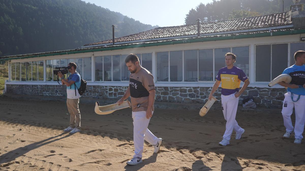 Los puntistas en la playa vizcaina de Laga.