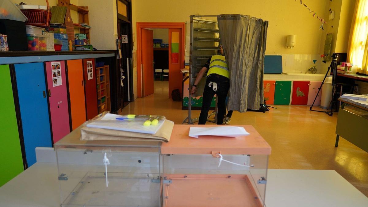 Operarios preparan un colegio electoral en Bilbao