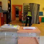 Operarios preparan un colegio electoral en Bilbao
