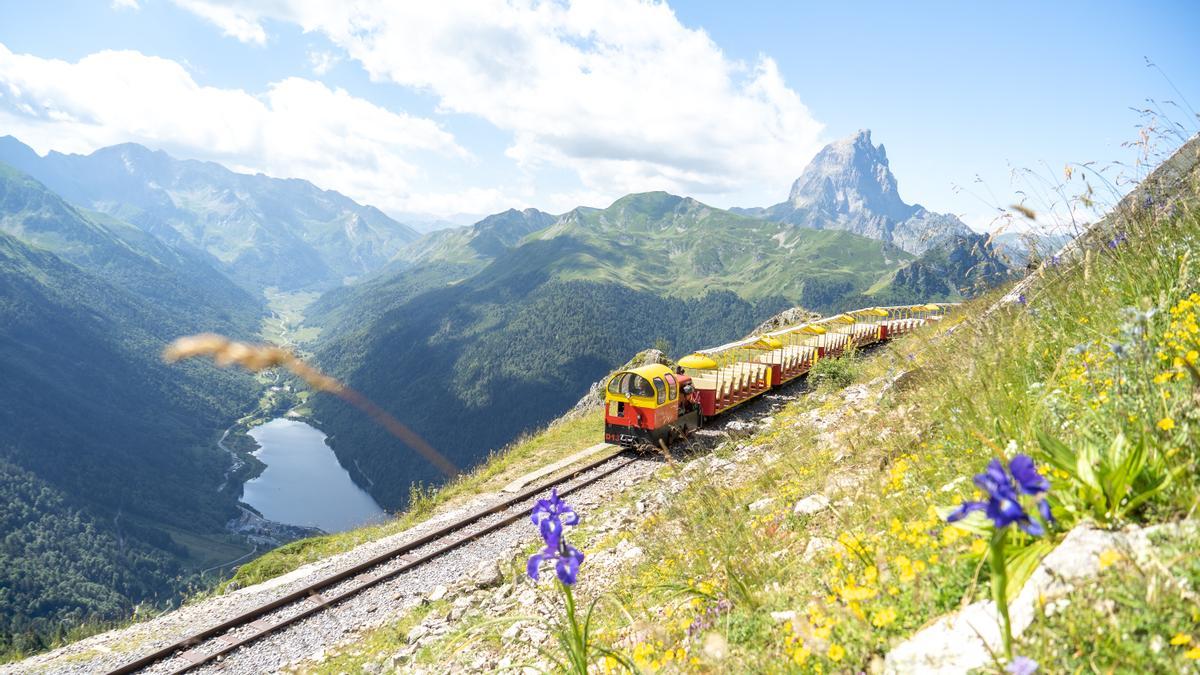 El tren, con el pico Midi d'Ossau al fondo.