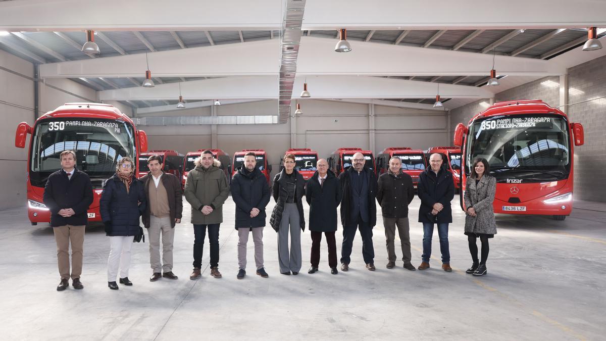 Visita de la comitiva para ver la nueva flota de autobuses.
