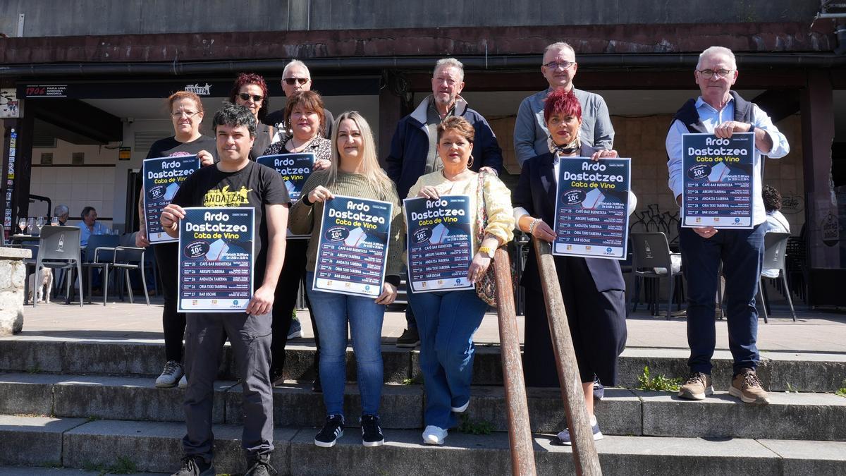 Representantes de Aterpea y la concejala Fernández.