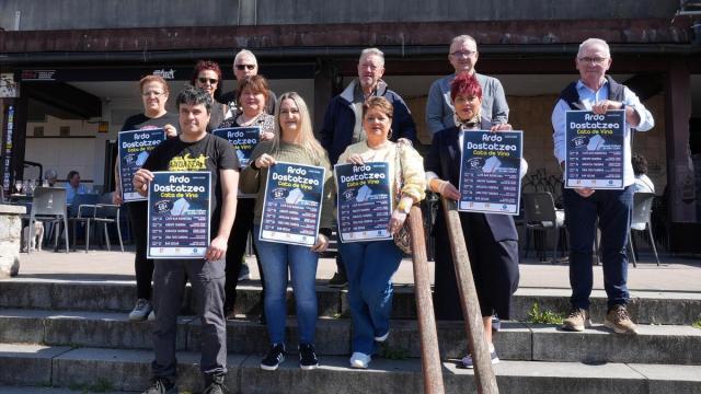 Representantes de Aterpea y la concejala Fernández.