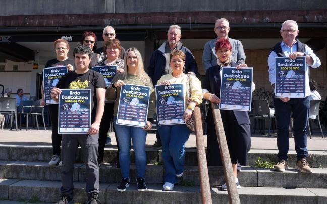 Representantes de Aterpea y la concejala Fernández.