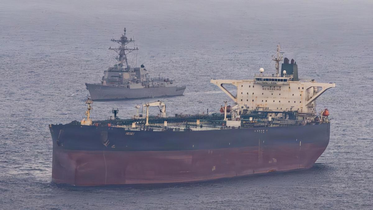 Un buque estadounidense intercepta un petrolero iraní.