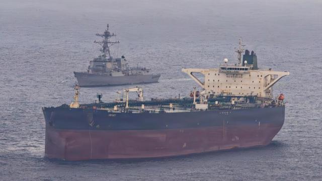 Un buque estadounidense intercepta un petrolero iraní.