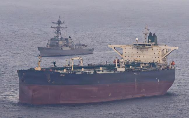 Un buque estadounidense intercepta un petrolero iraní.