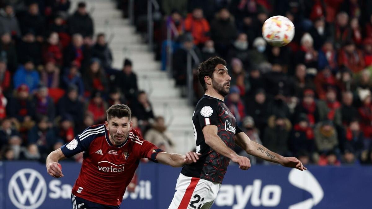 David García, en un duelo aéreo con el también navarro Raúl García.