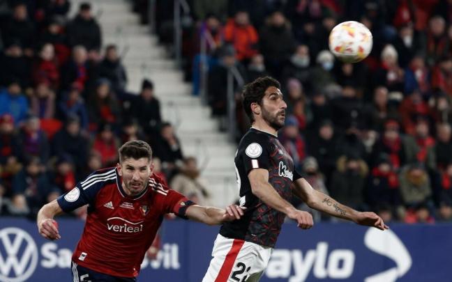 David García, en un duelo aéreo con el también navarro Raúl García.