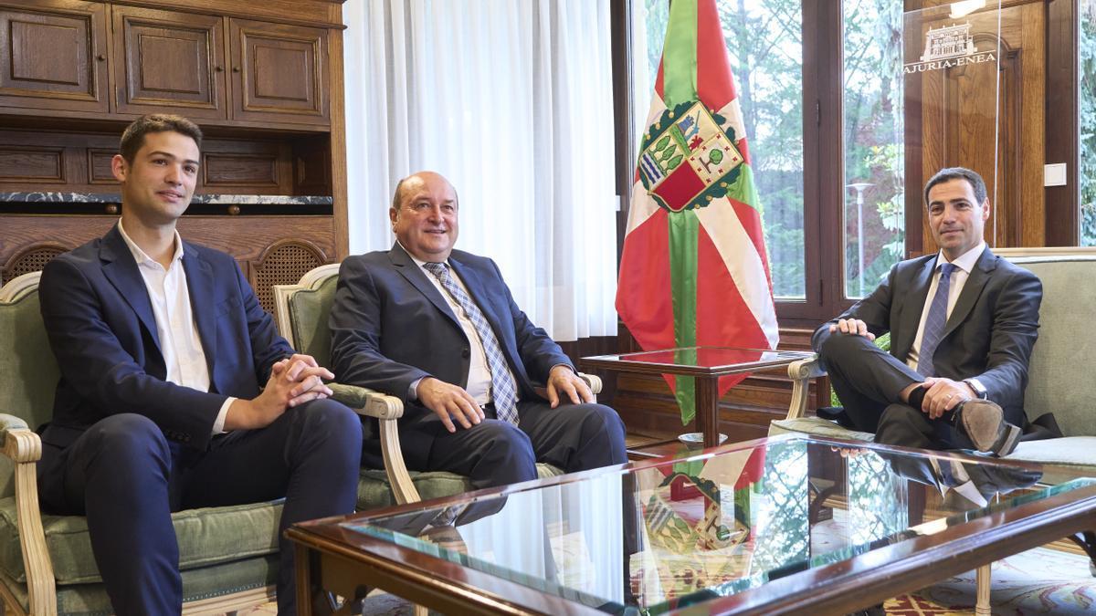 tEl presidente del EBB, Andoni Ortuzar, y el portavoz del PNV en el Parlamento Vasco, Joseba Díez Antxustegi , con el lehendakari, Imanol Pradales