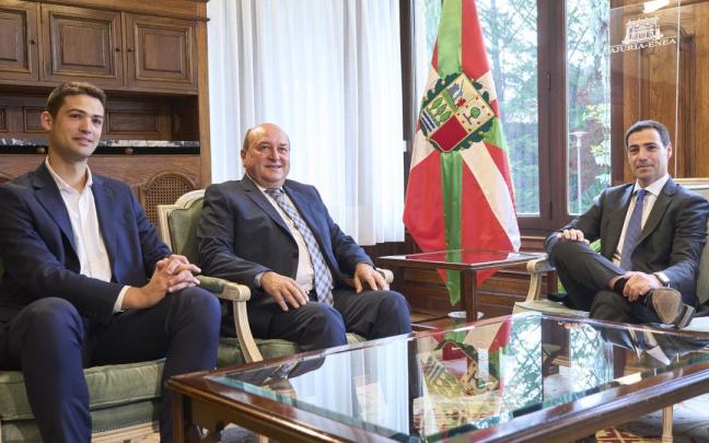 tEl presidente del EBB, Andoni Ortuzar, y el portavoz del PNV en el Parlamento Vasco, Joseba Díez Antxustegi , con el lehendakari, Imanol Pradales