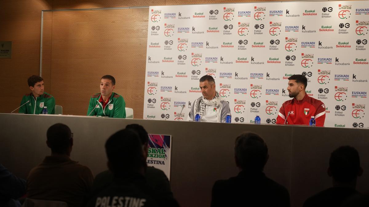 Mikel Labaka toma la palabra durante la rueda de prensa previa al Euskal Selekzioa-Palestina.