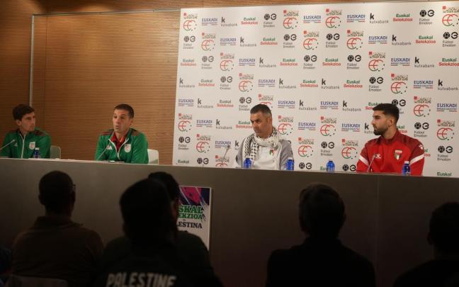 Mikel Labaka toma la palabra durante la rueda de prensa previa al Euskal Selekzioa-Palestina.
