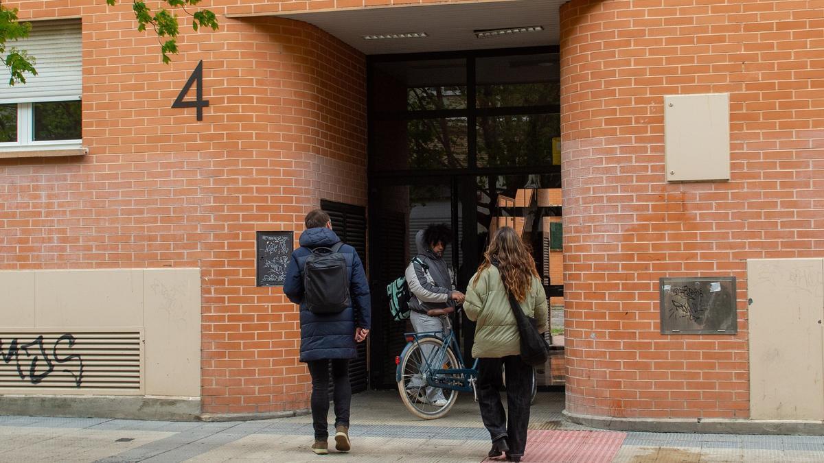 Exterior del inmueble en el que se produjo el suceso. / PATXI CASCANTE