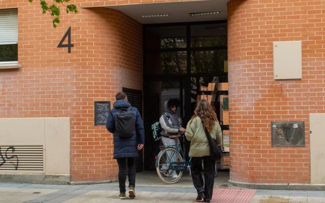 Exterior del inmueble en el que se produjo el suceso. / PATXI CASCANTE