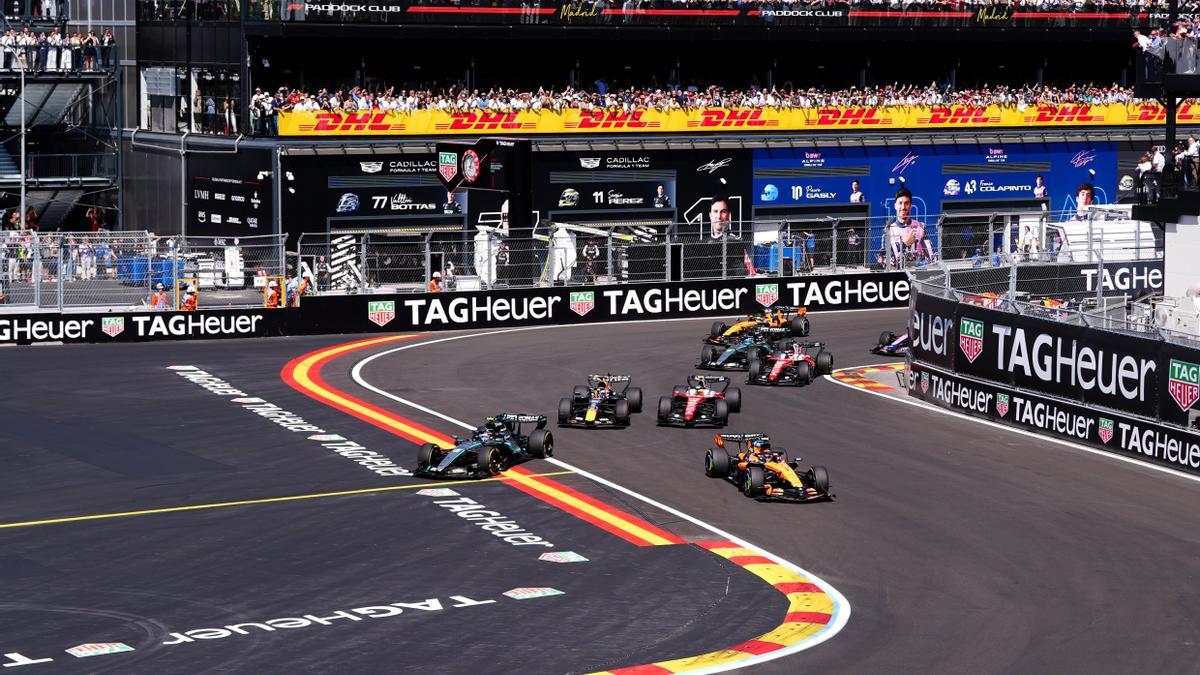 Antonelli y Verstappen se saltan la primera chicane.