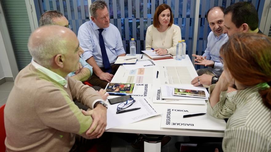 El consejero de Seguridad, Bingen Zupiria, y la alcaldesa de Irun, Cristina Laborda, junto a otros agentes durante la sesión de ayer.