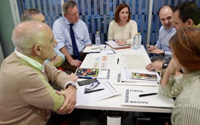 El consejero de Seguridad, Bingen Zupiria, y la alcaldesa de Irun, Cristina Laborda, junto a otros agentes durante la sesión de ayer.
