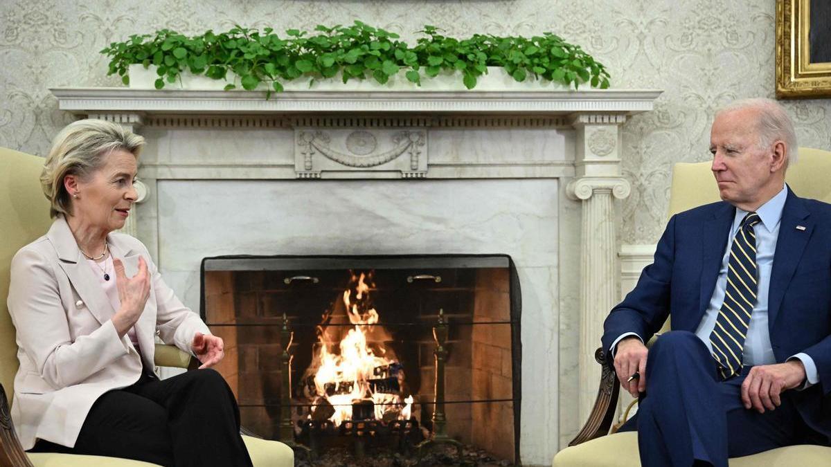 La presidente de la Comisión Europea, Ursula Von der Leyen, durante su reunión el presidente de EE.UU., Joe Biden.