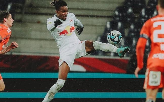 Un futbolista del Salzburgo, durante el partido de este sábado
