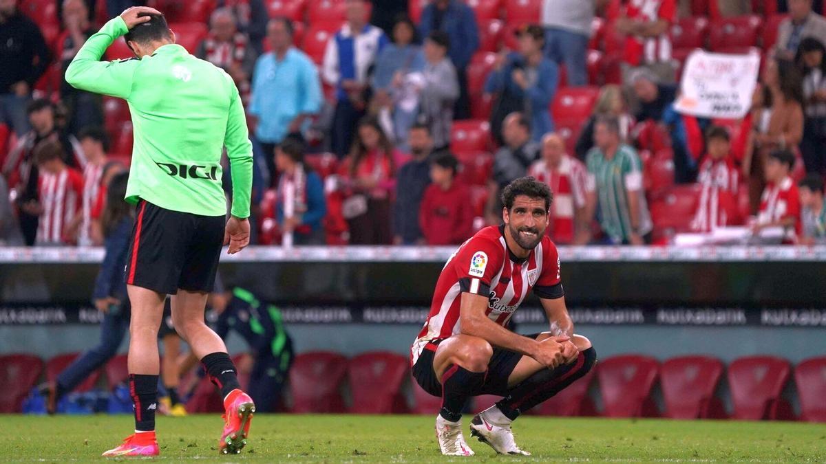 Raúl García, cariacontecido, de cuclillas al final del partido.