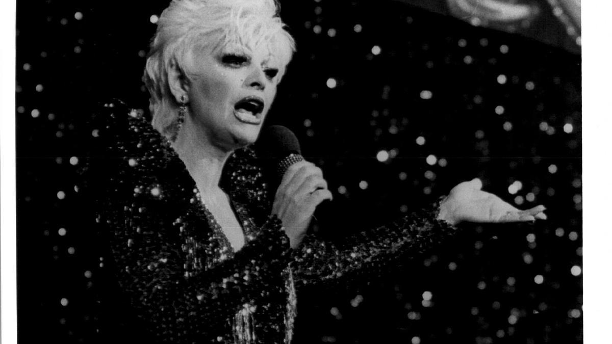 Fallece a los 87 años la vedete Dolly Van Doll, pionera del transformismo.