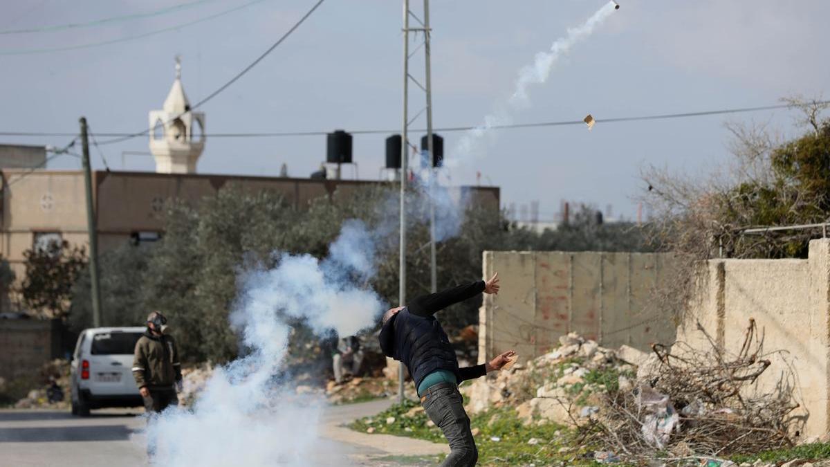 Enfrentamientos entre militares israelíes y jóvenes palestinos.