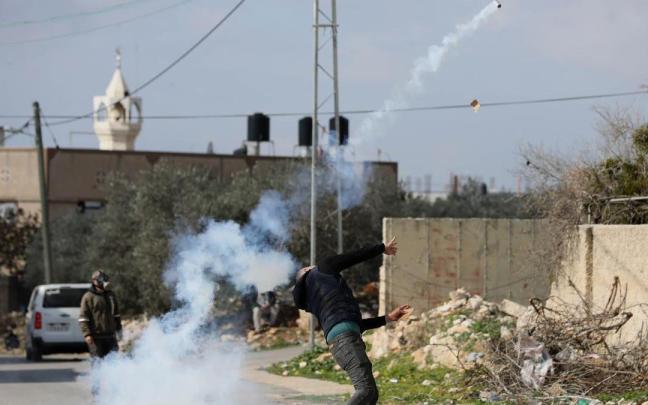 Enfrentamientos entre militares israelíes y jóvenes palestinos.