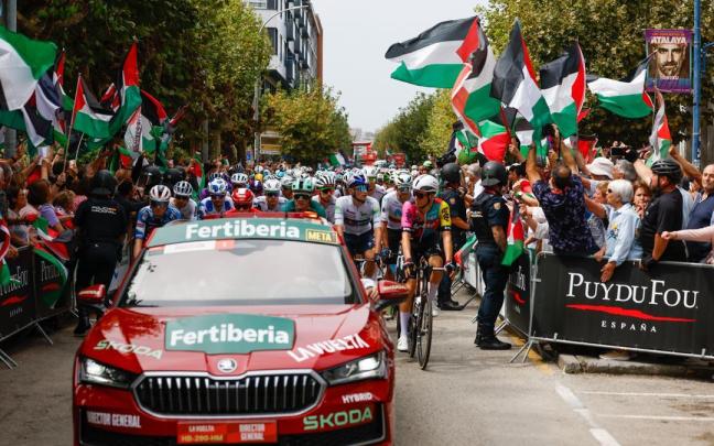 Aficionados ondean la bandera de Palestina para denunciar el genocidio de Israel sobre Gaza en la salida de Laredo.