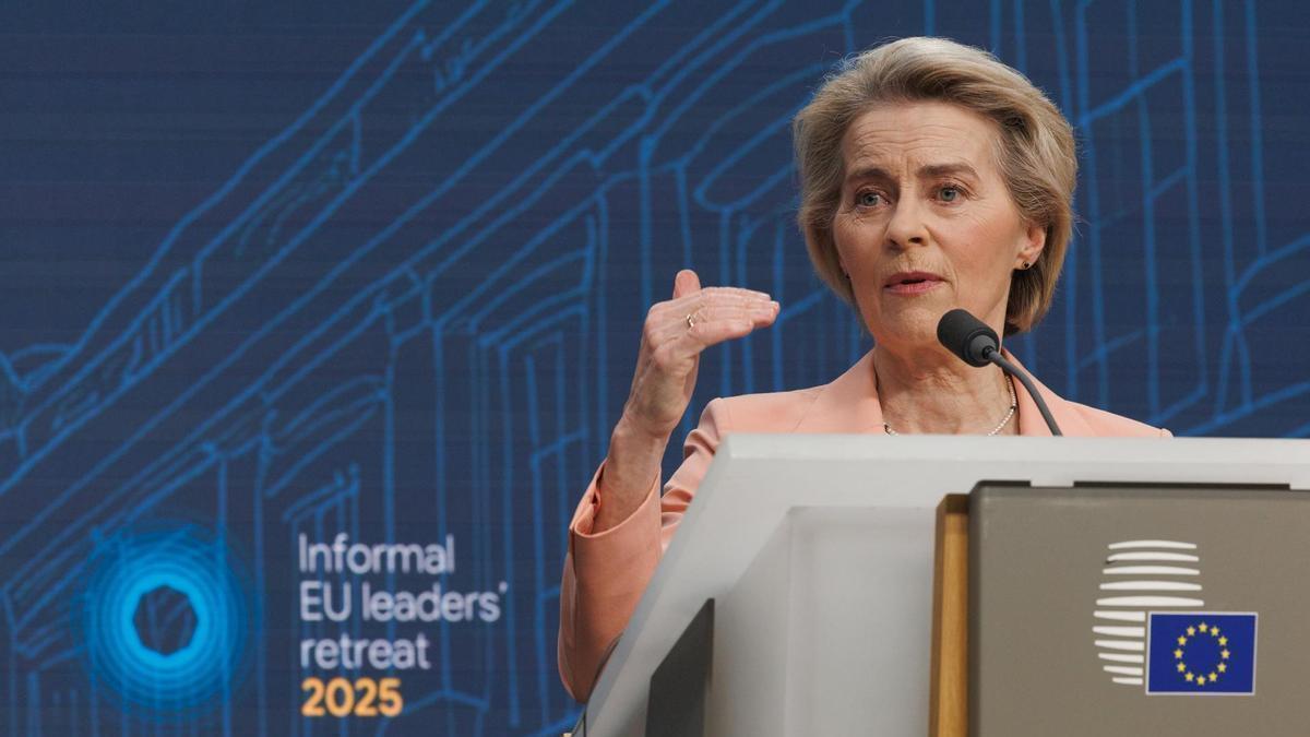 La presidenta de la Comisión Europea, Ursula von der Leyen, durante la rueda de prensa posterior a la cumbre informal.