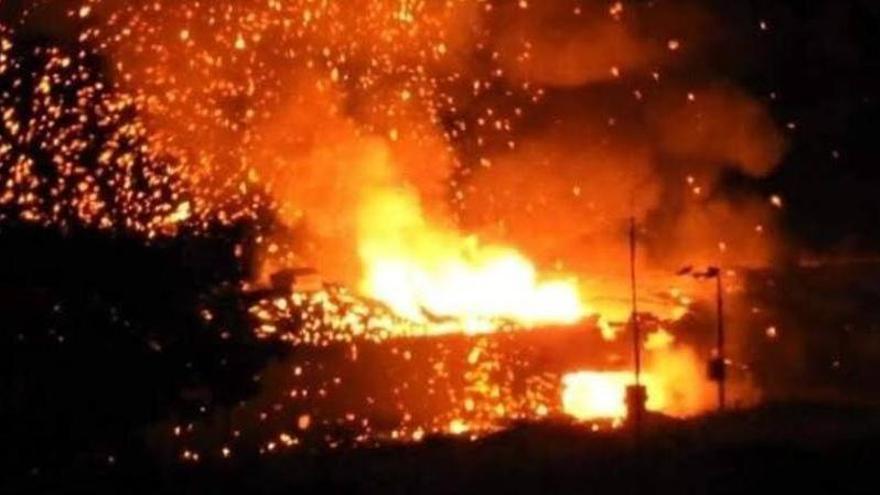 La fábrica de munición de la ciudad de Balikesir, Turquía, en llamas tras la explosión.