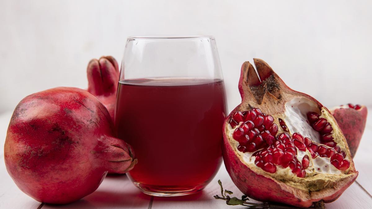 El zumo de granada aporta antioxidantes, pero mejor tomarlo ocasionalmente porque aporta azúcares de rápida absorción.