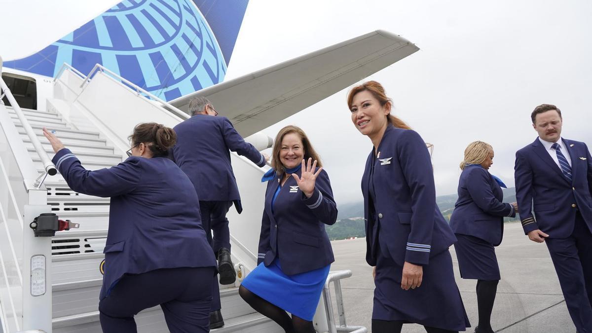 La tripulación de la aerolínea del United Airlines saluda en el primer vuelo desde Bilbao.